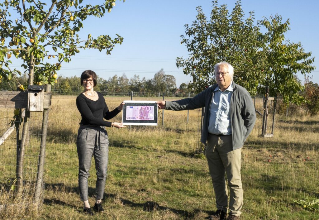 Die Mindener Stadtwerke setzen sich nicht nur für die Menschen, sondern auch für die heimische Umwelt ein. Jetzt wurde der Naturschutzbund (NABU) Minden-Lübbecke e.V. mit einer Spende in Höhe von 500 Euro unterstützt. Dafür können 25 Obstbäume auf zwei Streuobstwiesen gepflanzt werden.