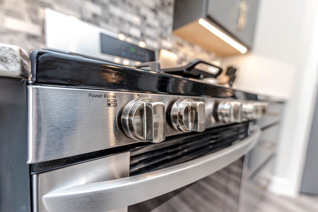 Zum Energieverbrauch in den eigenen vier Wänden trägt die Küche oft einen großen Teil bei. Kühlschrank, Gefrierschrank, Herd, Ofen – die großen Geräte benötigen viel Strom. Gerade beim Backofen ist allerdings einiges an Sparpotenzial vorhanden.