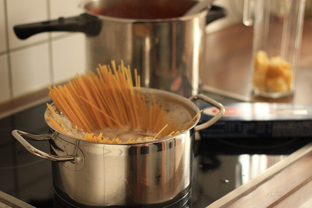 Spaghetti, Reis, Kartoffeln – ins Kochwasser gehört Salz. Aus gutem Grund, denn ohne Salz würden viele Gerichte fad schmecken. Doch wann gehört das Salz ins Wasser: vor oder nach dem Erhitzen? Geht es mit Salz schneller, bis das Wasser kocht?